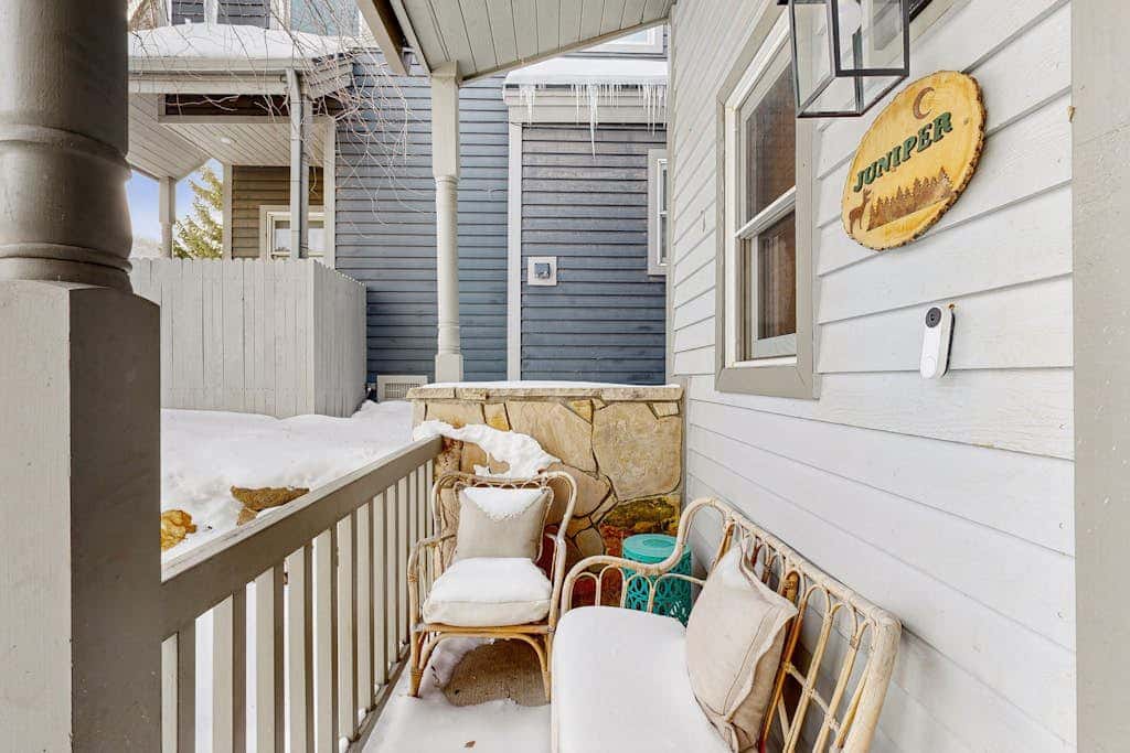 Centrally located studio with shared hot tub - walk to lifts & Main Street