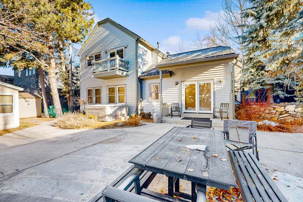 Centrally located studio with shared hot tub - walk to lifts & Main Street