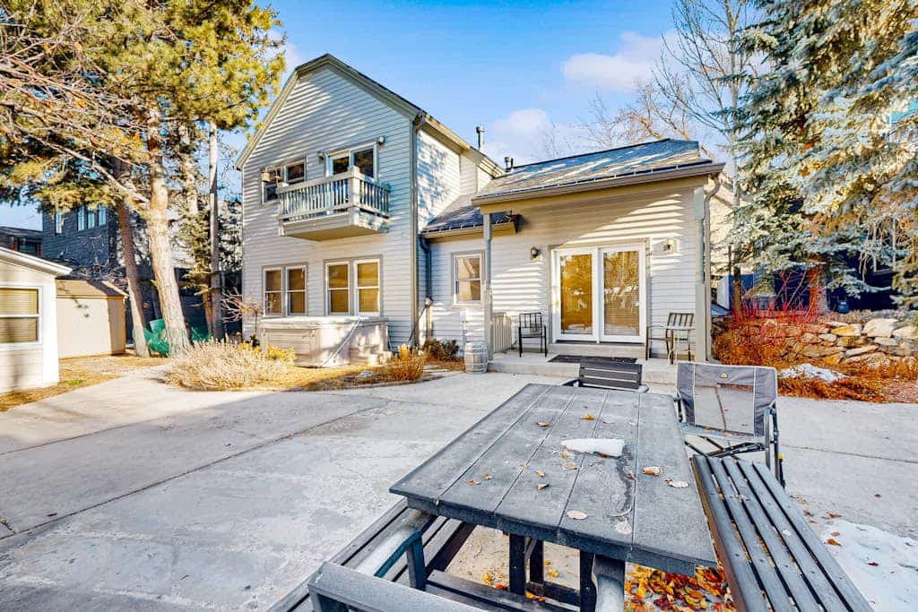 Centrally located studio with shared hot tub - walk to lifts & Main Street