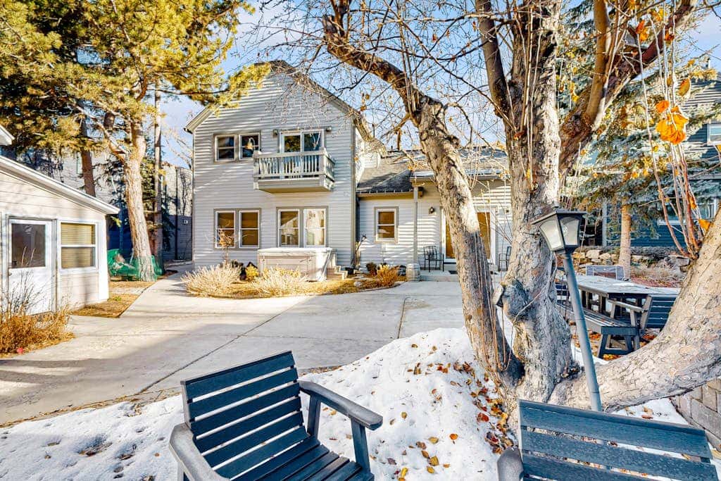 Centrally located studio with shared hot tub - walk to lifts & Main Street