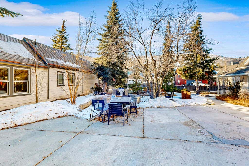Centrally located studio with shared hot tub - walk to lifts & Main Street