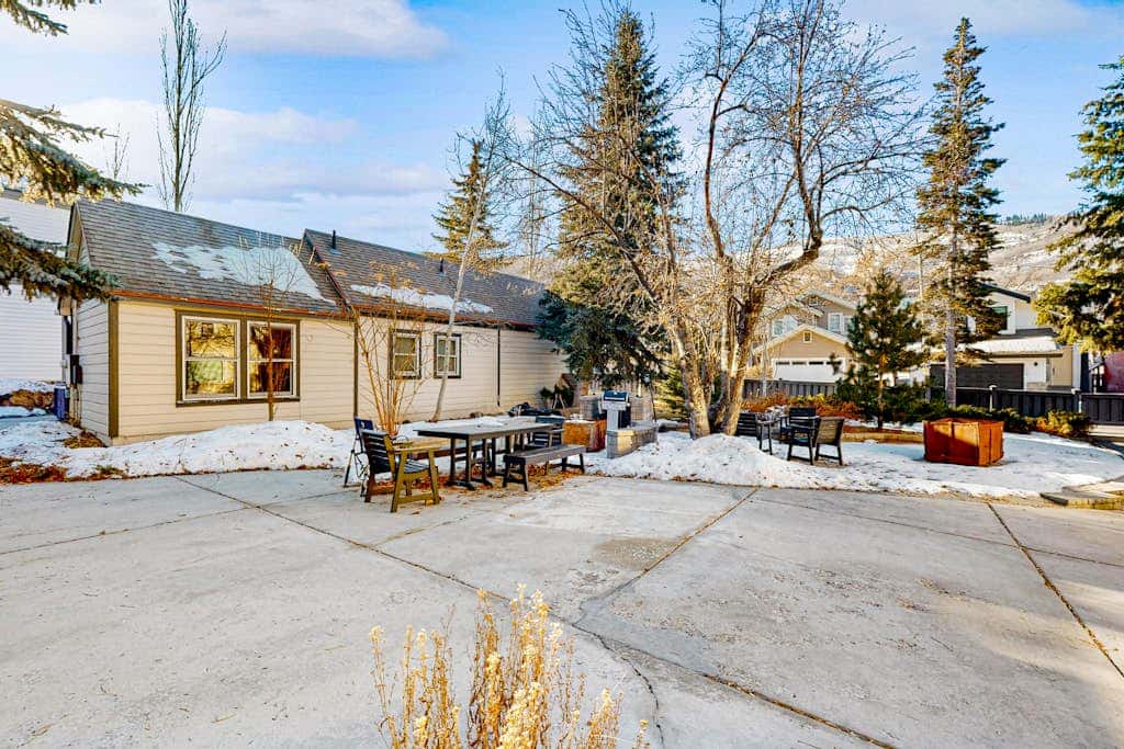 Centrally located studio with shared hot tub - walk to lifts & Main Street