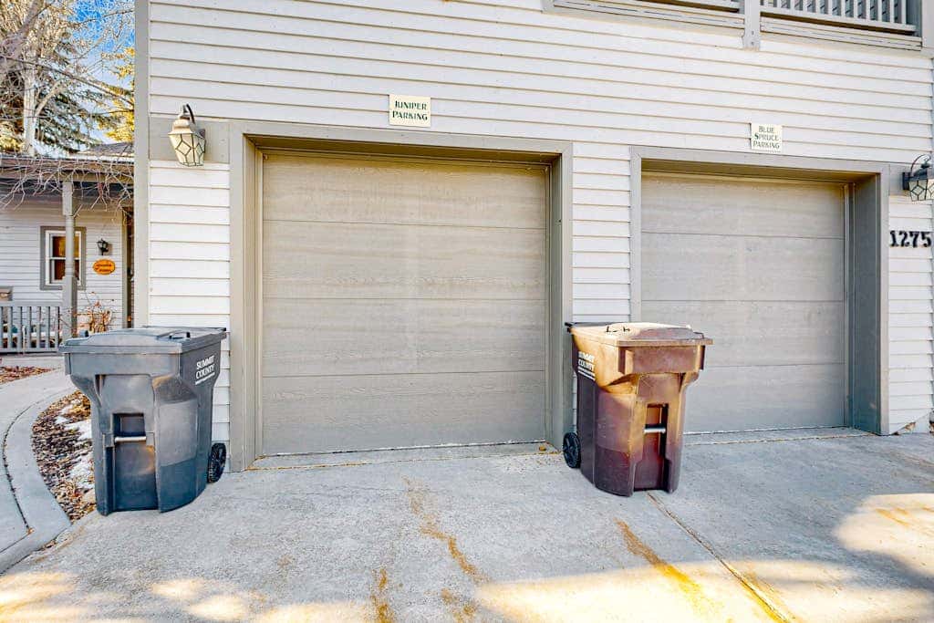 Centrally located studio with shared hot tub - walk to lifts & Main Street