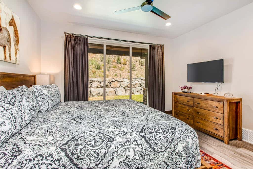 Stunning dog-friendly mountain condo with hot tub, gas grill, & AC