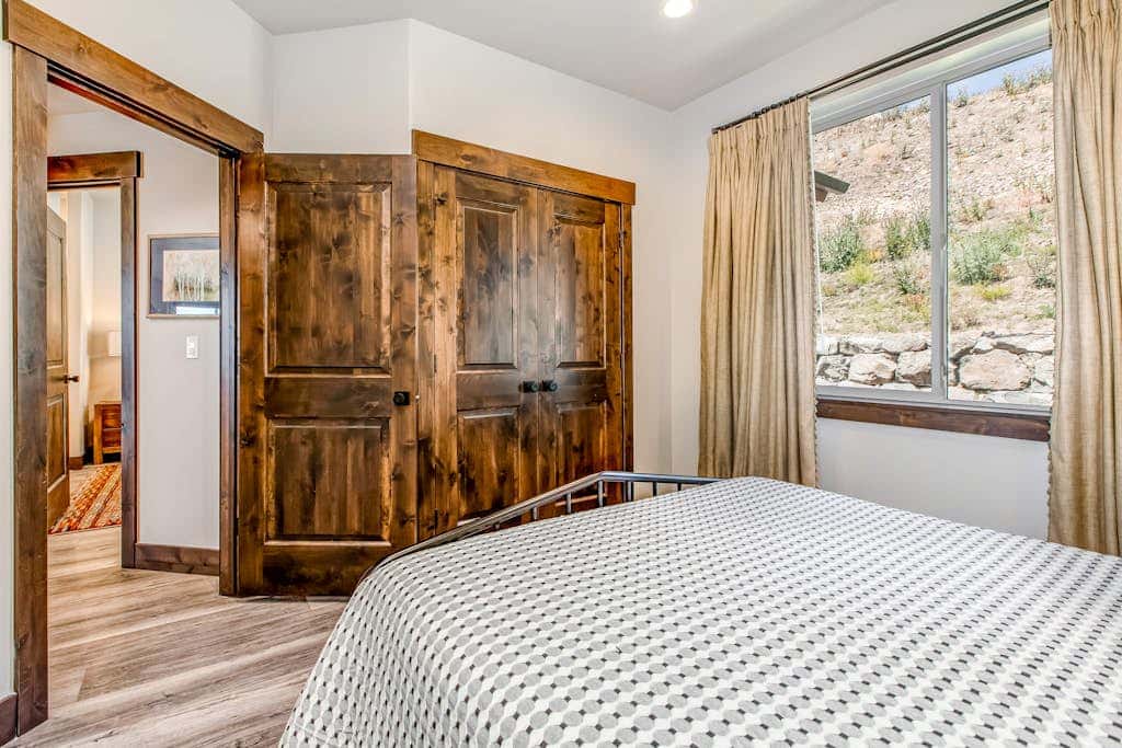 Stunning dog-friendly mountain condo with hot tub, gas grill, & AC