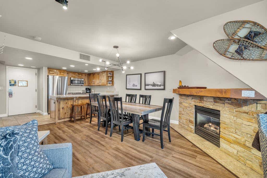 Ski-in - ski-out condo with shared pool & hot tub, gas fireplace