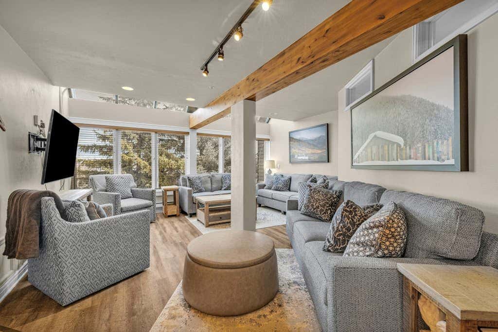 Ski-in - ski-out condo with shared pool & hot tub, gas fireplace