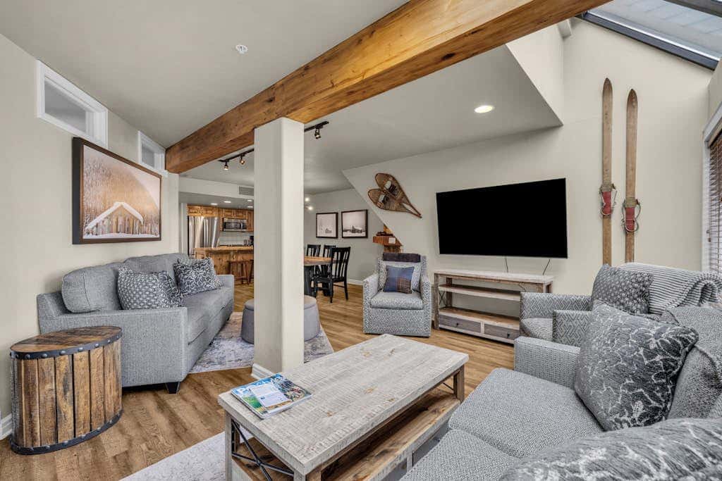 Ski-in - ski-out condo with shared pool & hot tub, gas fireplace