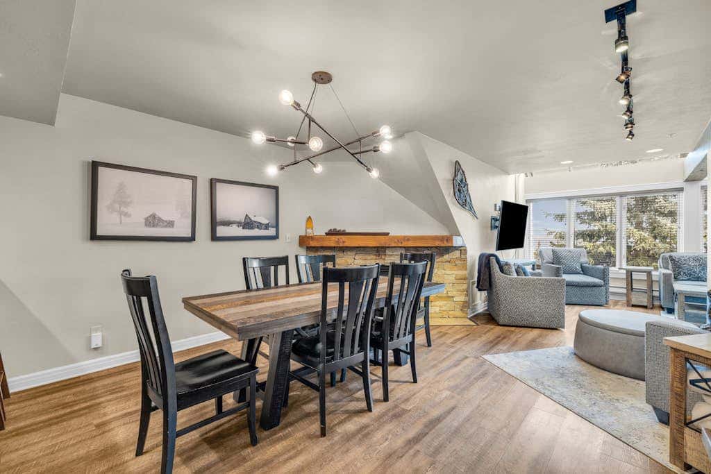 Ski-in - ski-out condo with shared pool & hot tub, gas fireplace