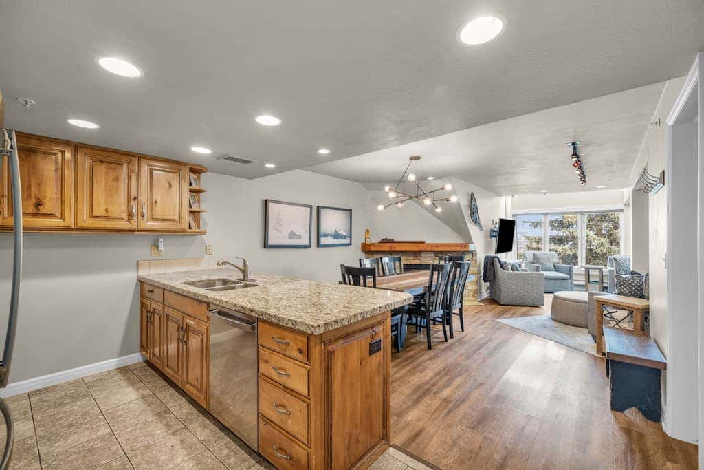 Ski-in - ski-out condo with shared pool & hot tub, gas fireplace