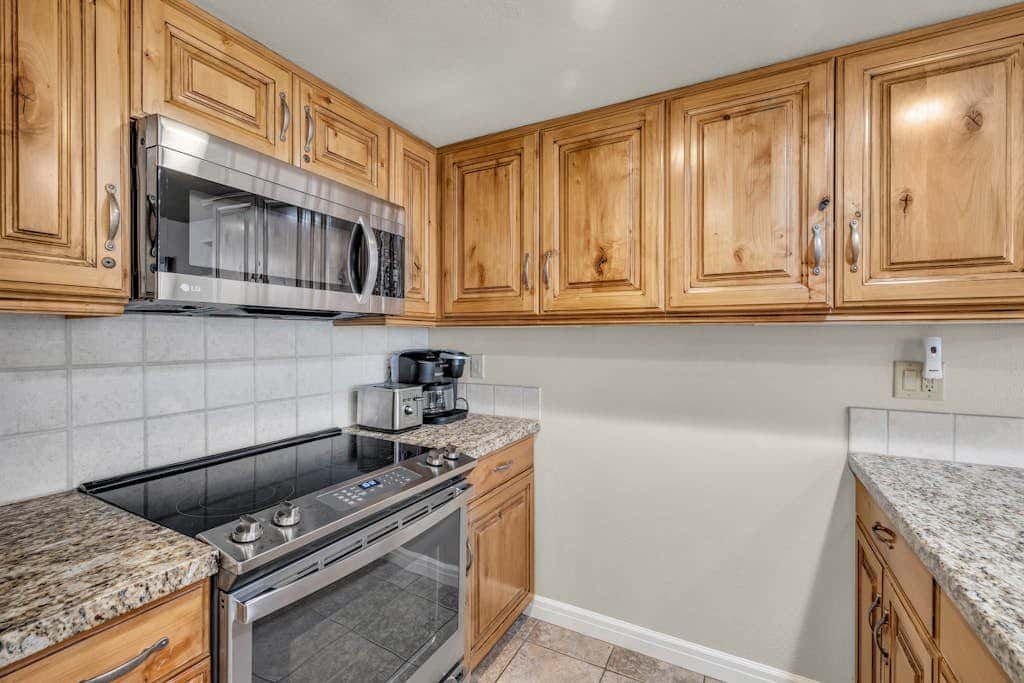 Ski-in - ski-out condo with shared pool & hot tub, gas fireplace