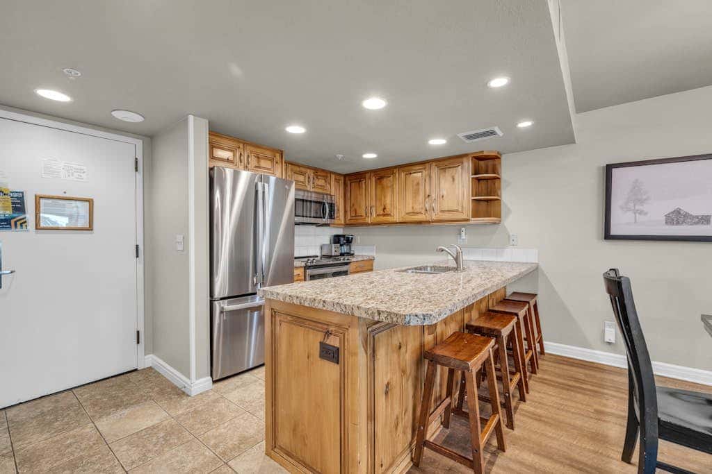 Ski-in - ski-out condo with shared pool & hot tub, gas fireplace