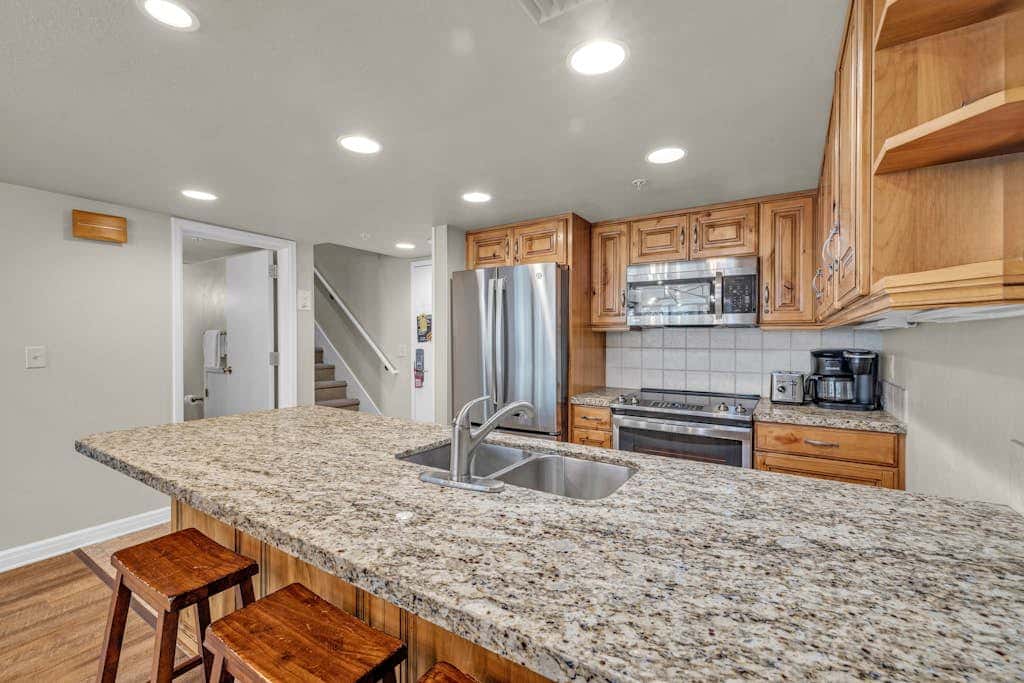 Ski-in - ski-out condo with shared pool & hot tub, gas fireplace