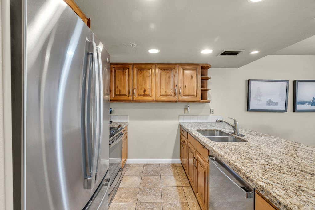 Ski-in - ski-out condo with shared pool & hot tub, gas fireplace