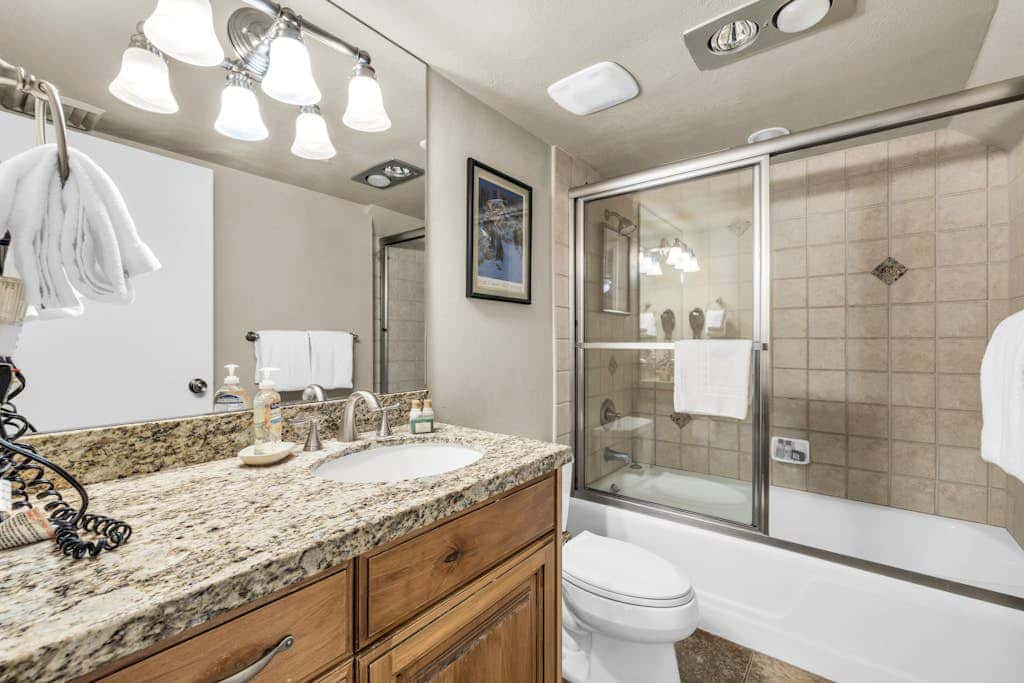 Ski-in - ski-out condo with shared pool & hot tub, gas fireplace
