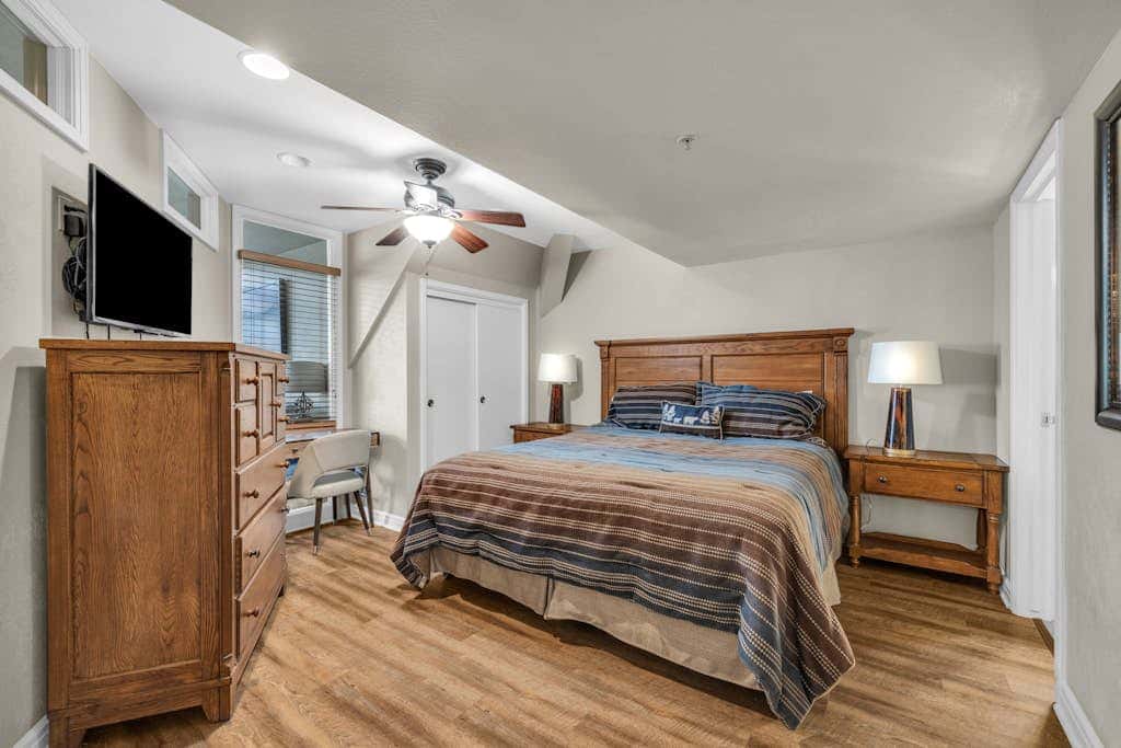 Ski-in - ski-out condo with shared pool & hot tub, gas fireplace