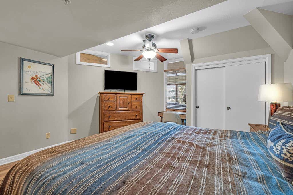 Ski-in - ski-out condo with shared pool & hot tub, gas fireplace