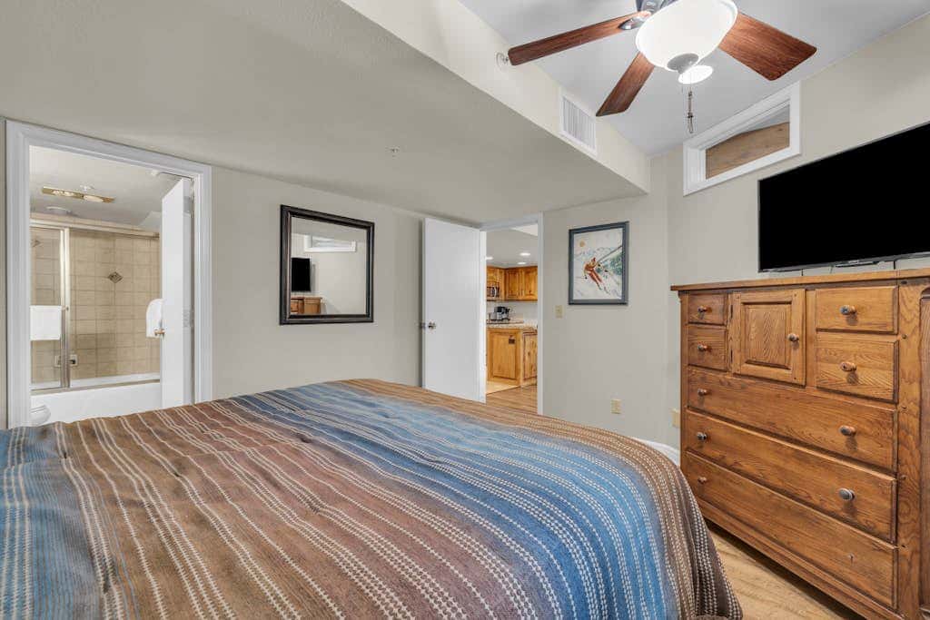 Ski-in - ski-out condo with shared pool & hot tub, gas fireplace
