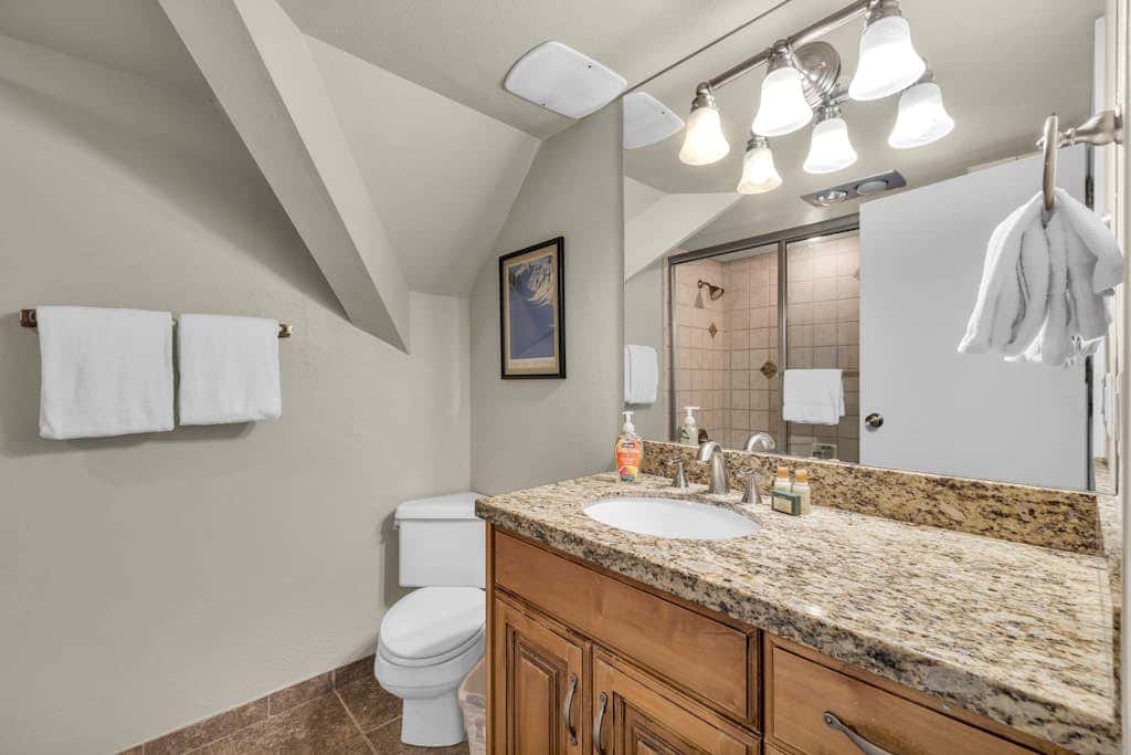 Ski-in - ski-out condo with shared pool & hot tub, gas fireplace
