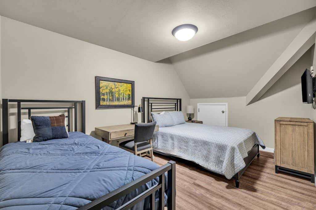 Ski-in - ski-out condo with shared pool & hot tub, gas fireplace