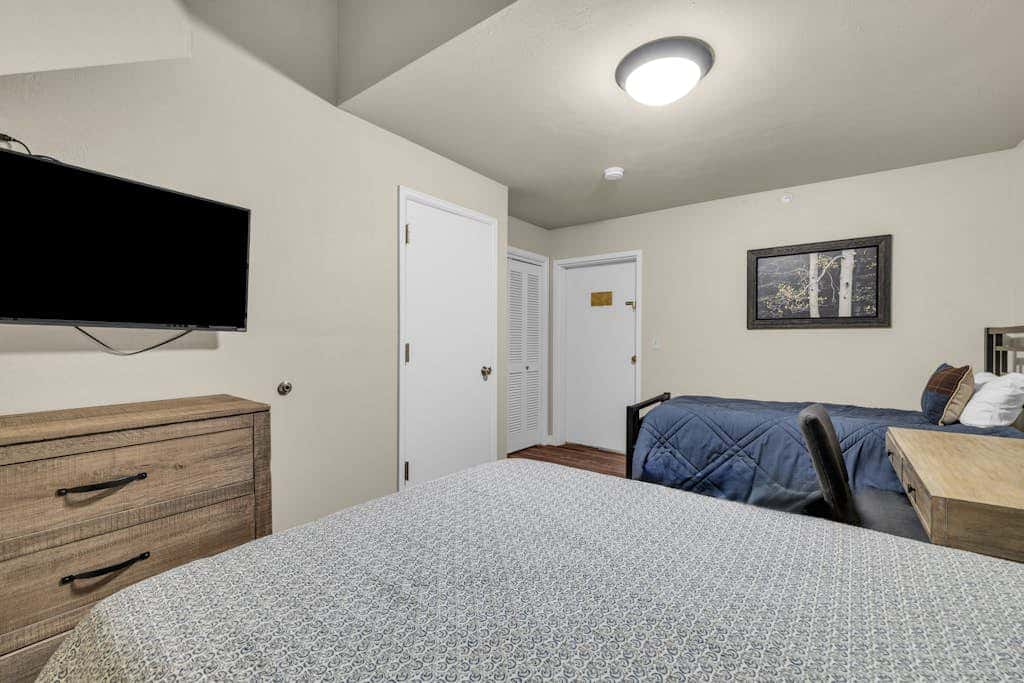 Ski-in - ski-out condo with shared pool & hot tub, gas fireplace