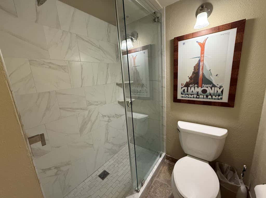 Ski-in - ski-out condo with shared pool & hot tub, gas fireplace