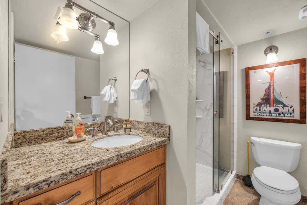 Ski-in - ski-out condo with shared pool & hot tub, gas fireplace