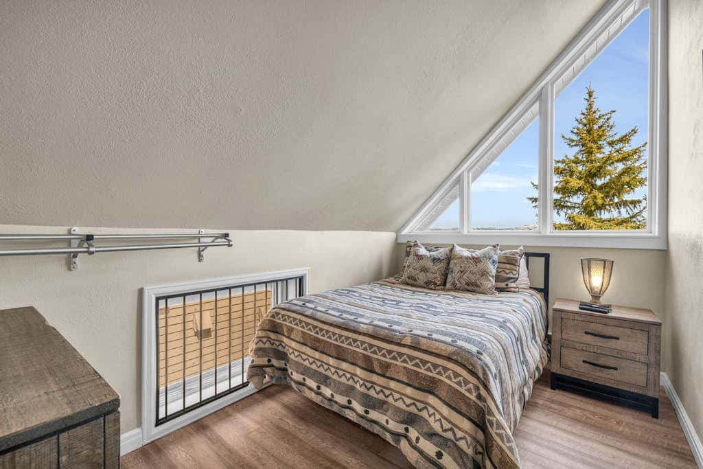 Ski-in - ski-out condo with shared pool & hot tub, gas fireplace