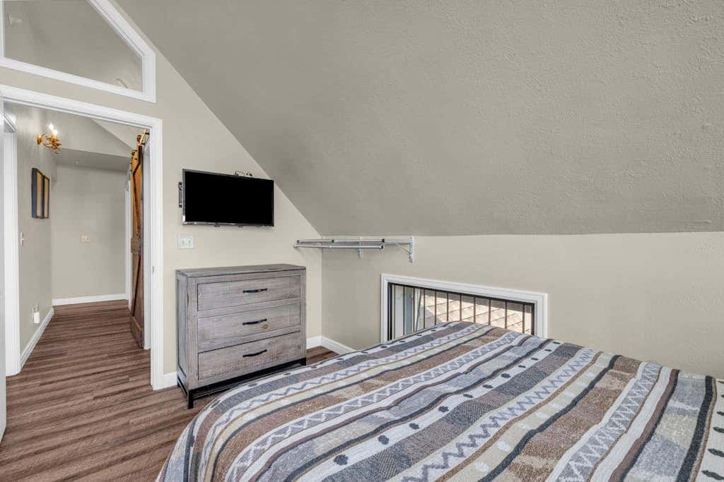 Ski-in - ski-out condo with shared pool & hot tub, gas fireplace