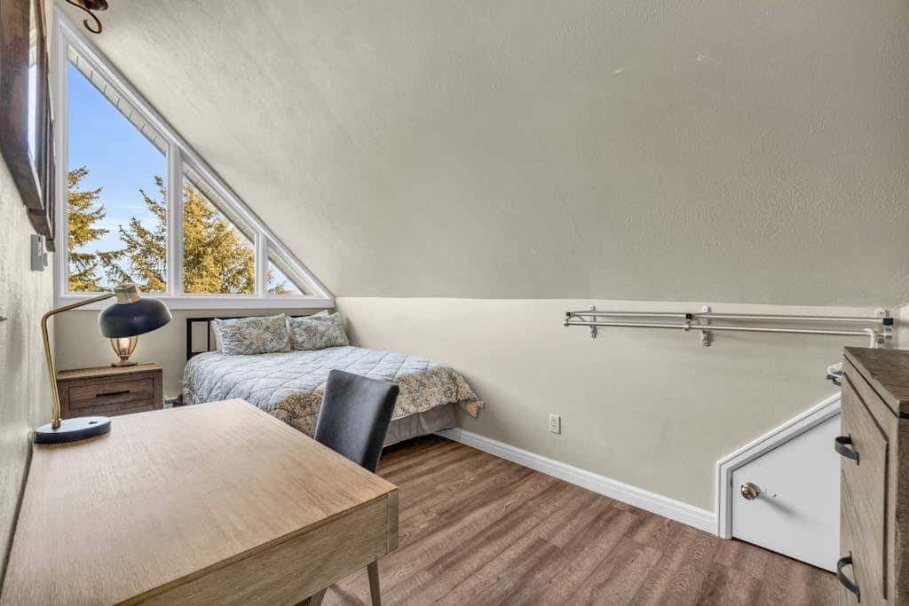Ski-in - ski-out condo with shared pool & hot tub, gas fireplace
