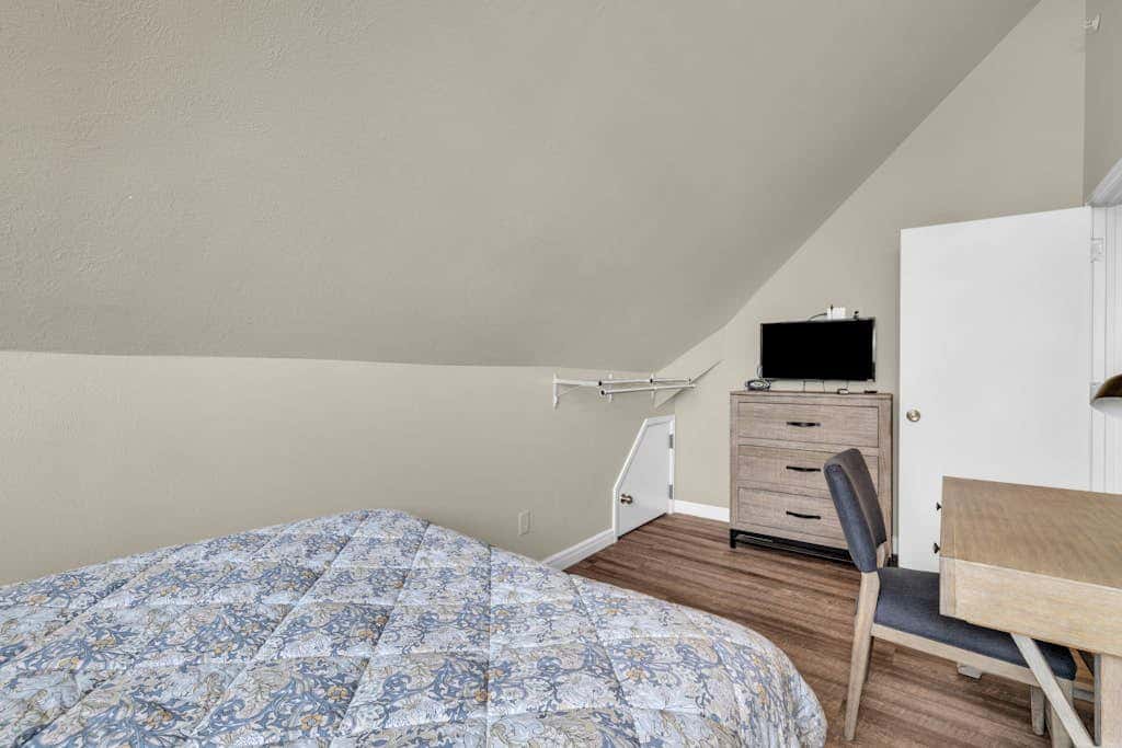 Ski-in - ski-out condo with shared pool & hot tub, gas fireplace