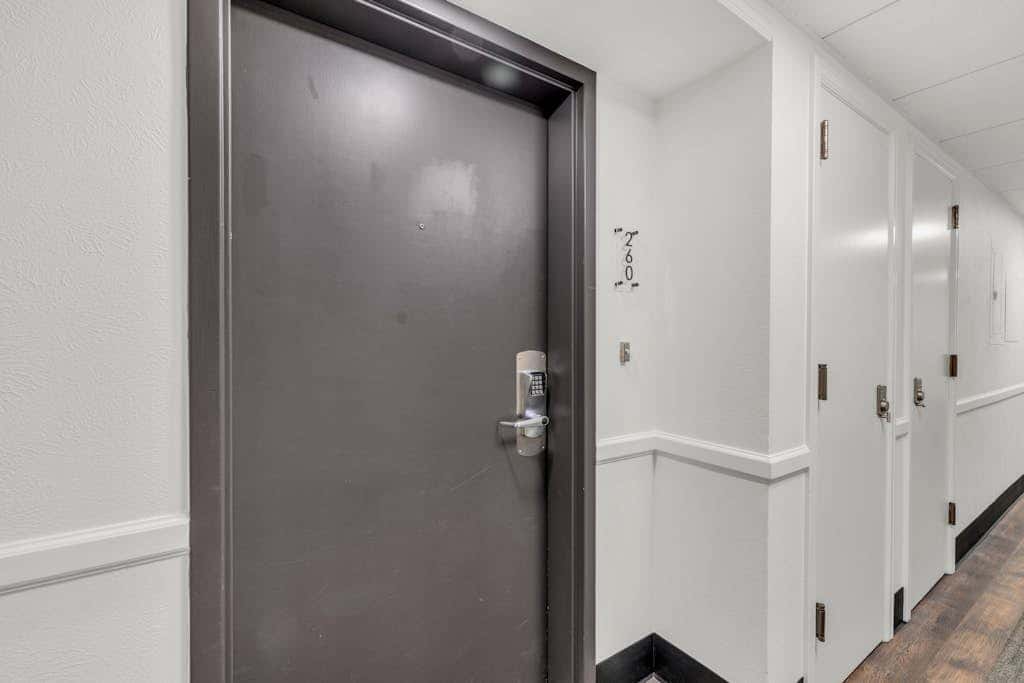 Ski-in - ski-out condo with shared pool & hot tub, gas fireplace