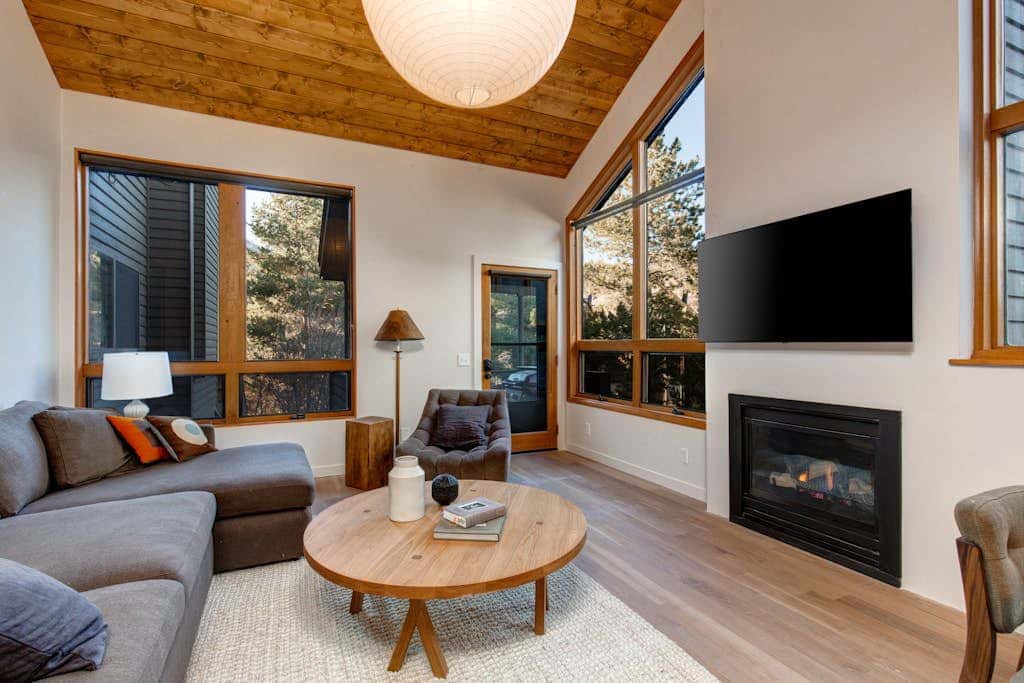 Modern mountain escape with wonderful views, pool, hot tub-minutes to skiing