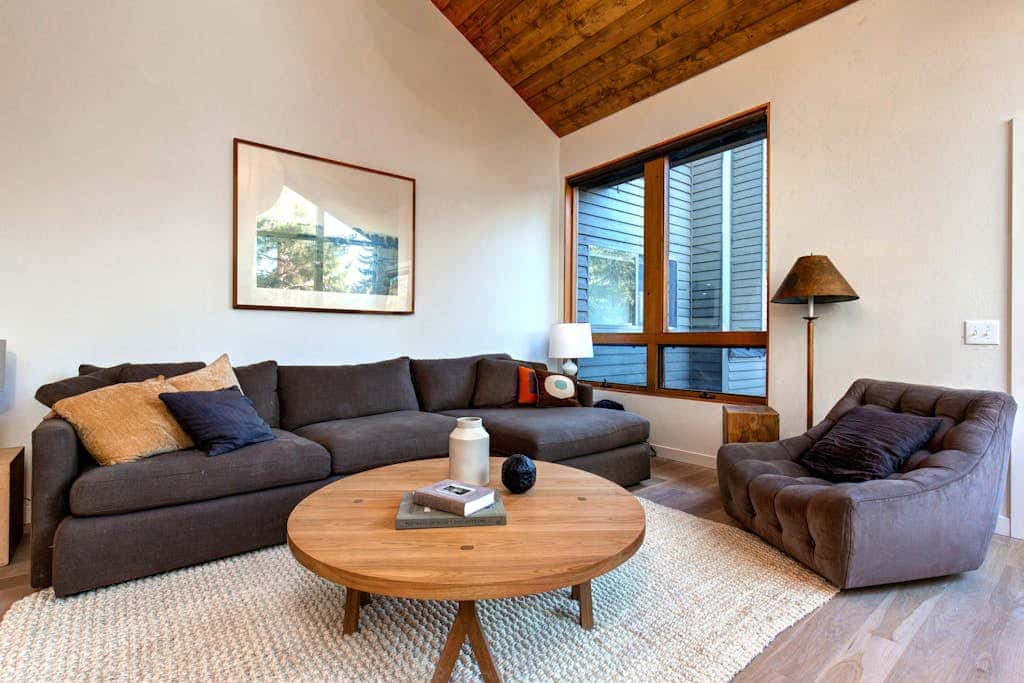 Modern mountain escape with wonderful views, pool, hot tub-minutes to skiing