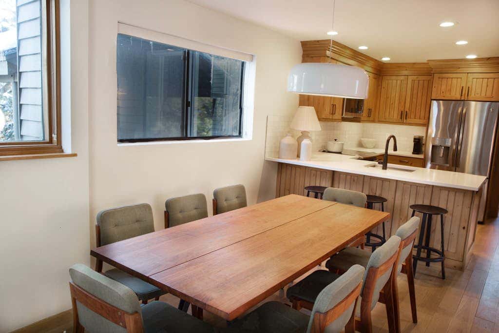 Modern mountain escape with wonderful views, pool, hot tub-minutes to skiing