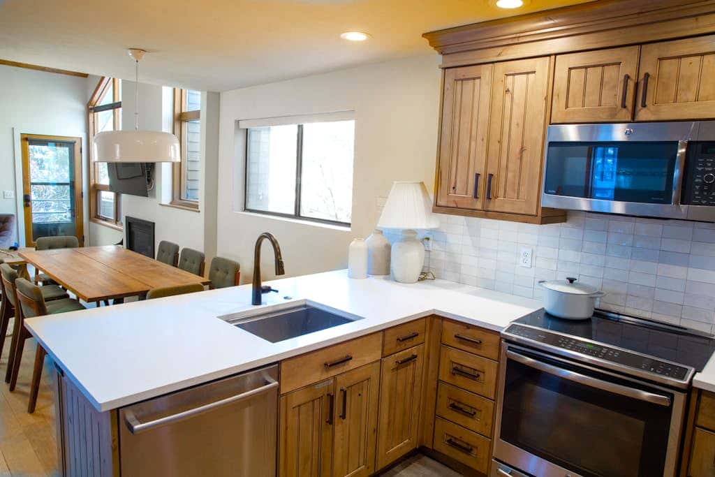 Modern mountain escape with wonderful views, pool, hot tub-minutes to skiing