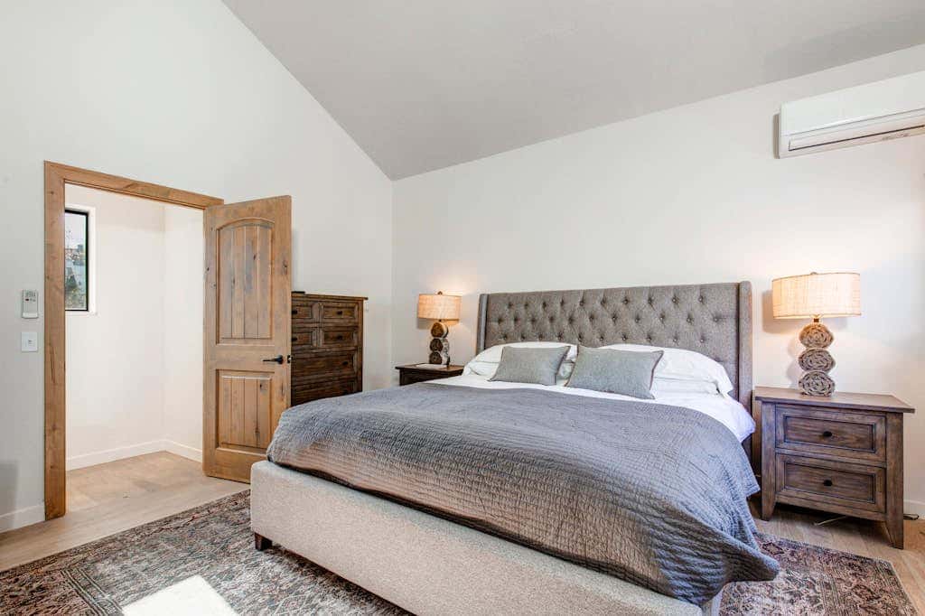 Modern mountain escape with wonderful views, pool, hot tub-minutes to skiing