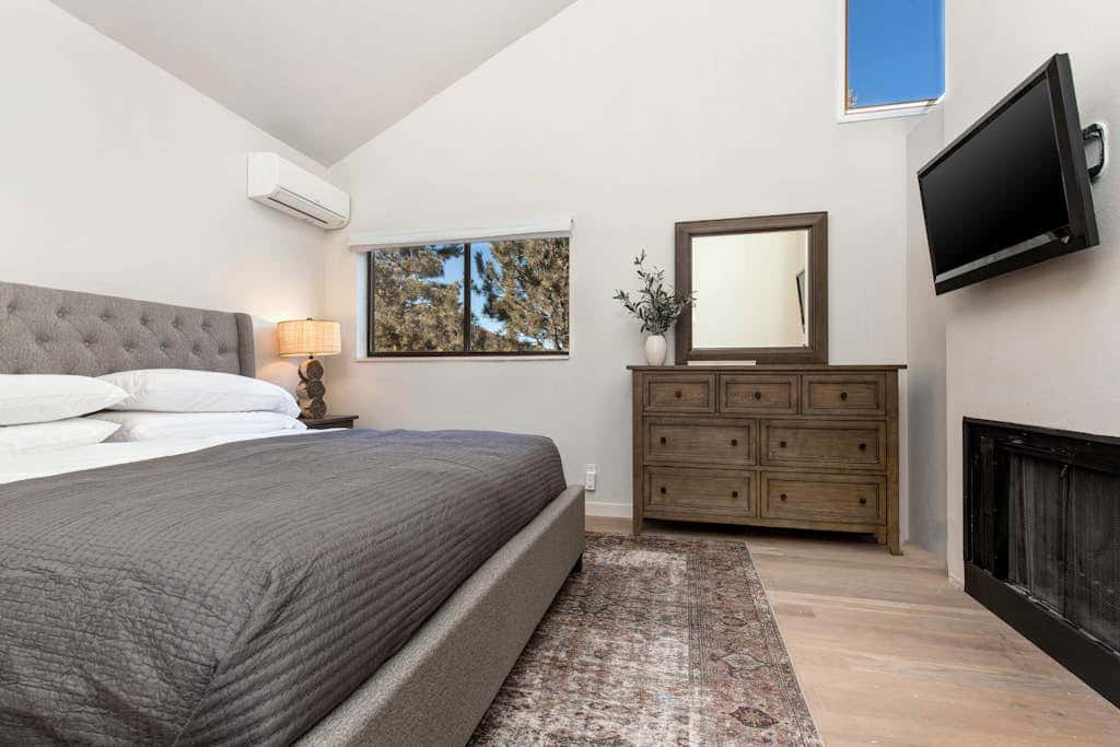 Modern mountain escape with wonderful views, pool, hot tub-minutes to skiing