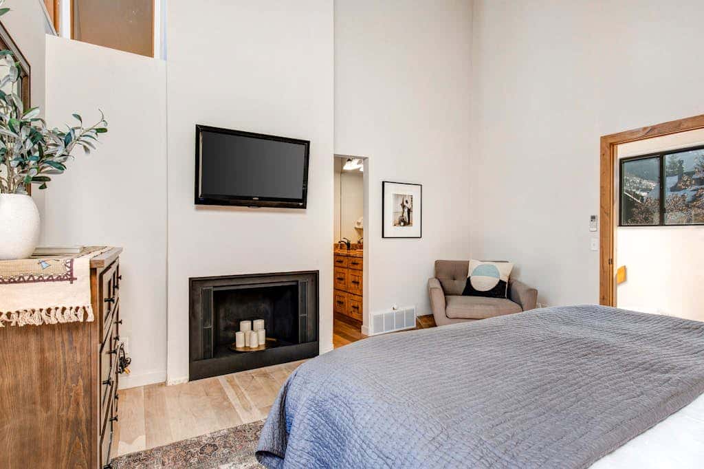 Modern mountain escape with wonderful views, pool, hot tub-minutes to skiing