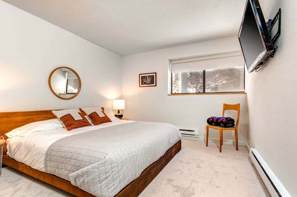 Modern mountain escape with wonderful views, pool, hot tub-minutes to skiing