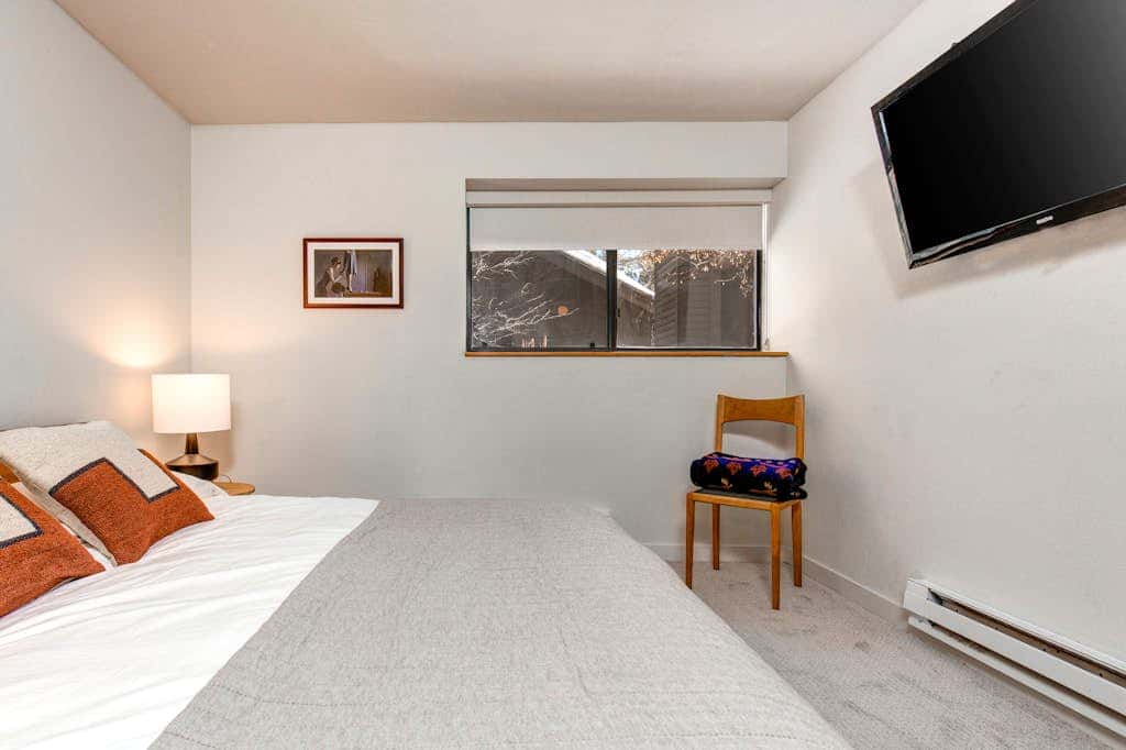 Modern mountain escape with wonderful views, pool, hot tub-minutes to skiing