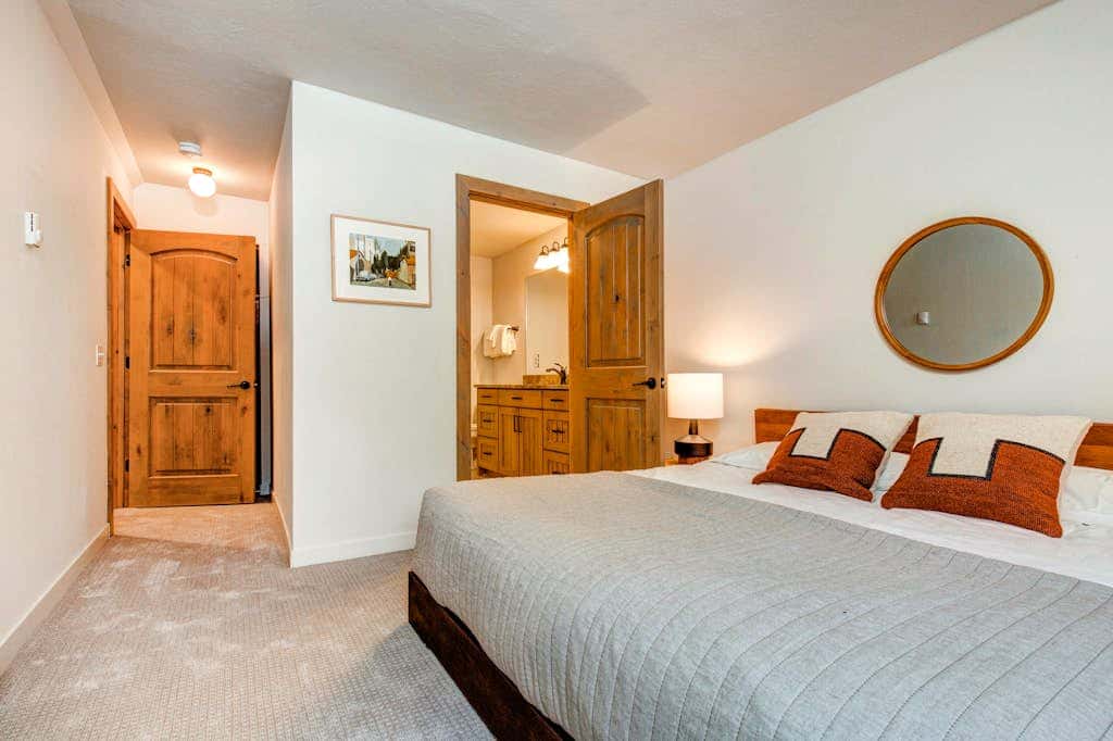 Modern mountain escape with wonderful views, pool, hot tub-minutes to skiing