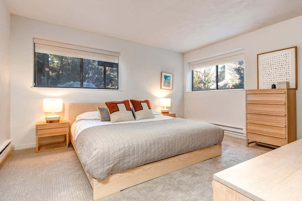 Modern mountain escape with wonderful views, pool, hot tub-minutes to skiing
