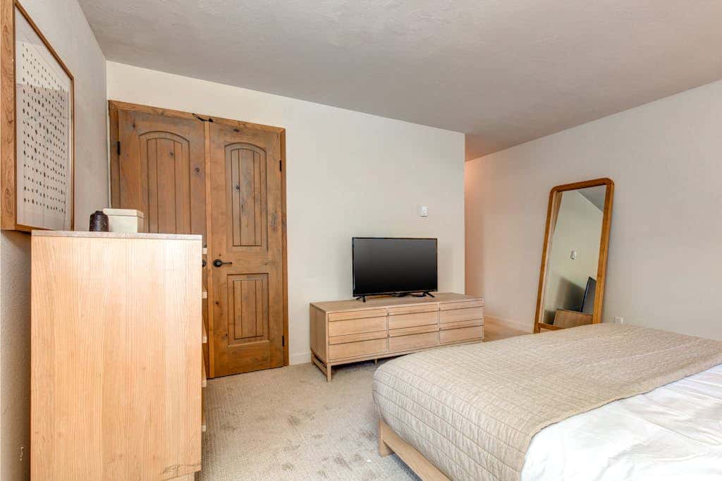 Modern mountain escape with wonderful views, pool, hot tub-minutes to skiing