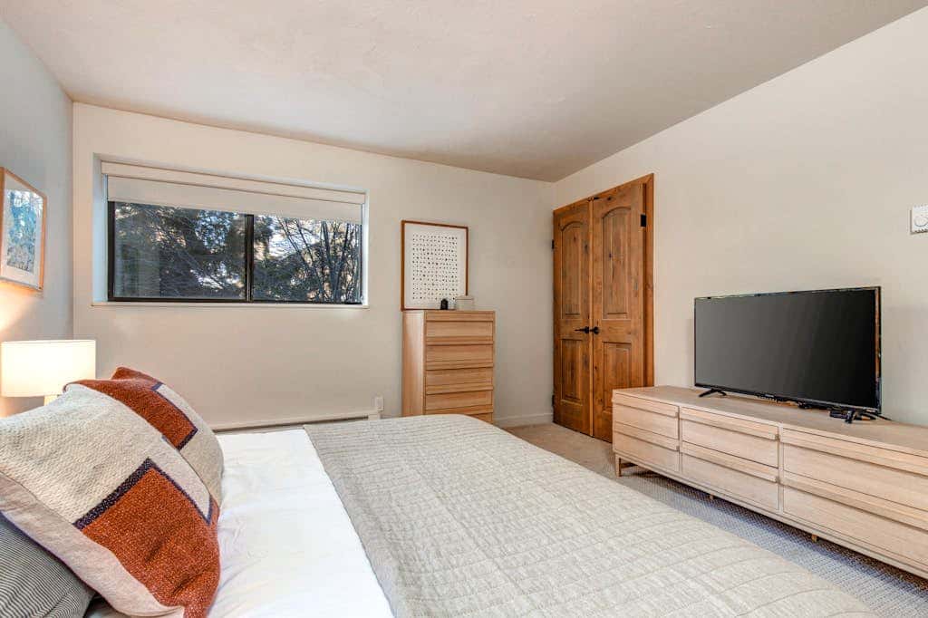 Modern mountain escape with wonderful views, pool, hot tub-minutes to skiing