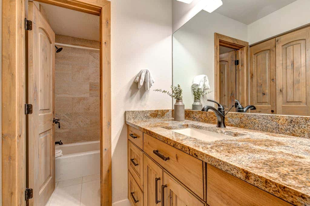 Modern mountain escape with wonderful views, pool, hot tub-minutes to skiing