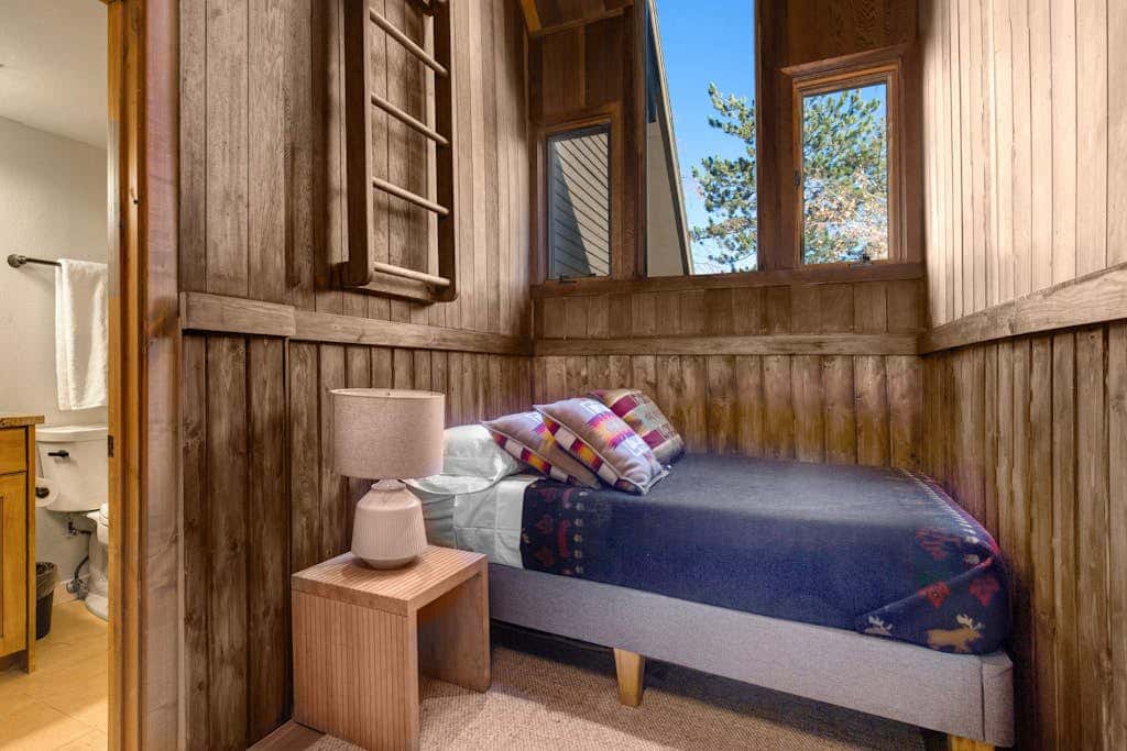 Modern mountain escape with wonderful views, pool, hot tub-minutes to skiing