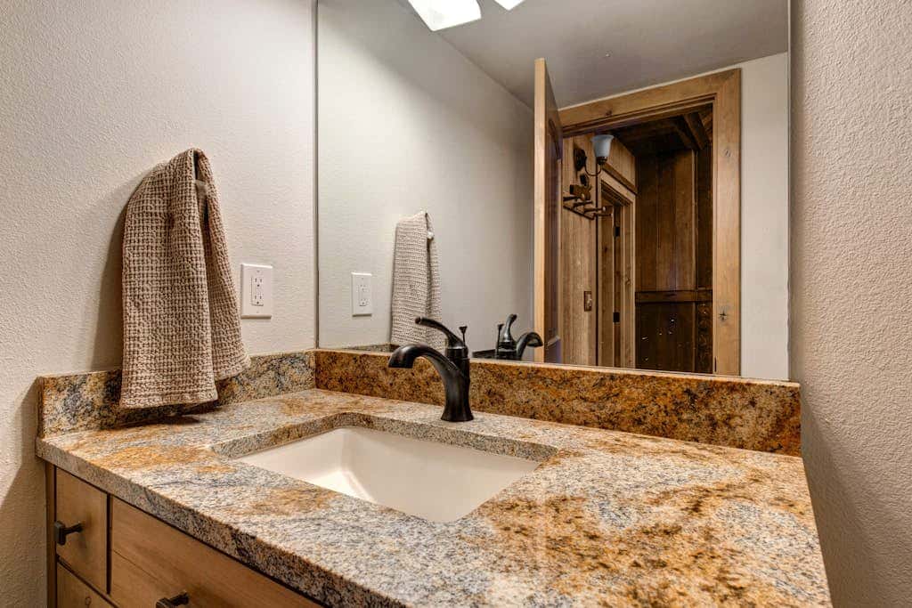 Modern mountain escape with wonderful views, pool, hot tub-minutes to skiing