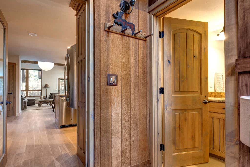 Modern mountain escape with wonderful views, pool, hot tub-minutes to skiing