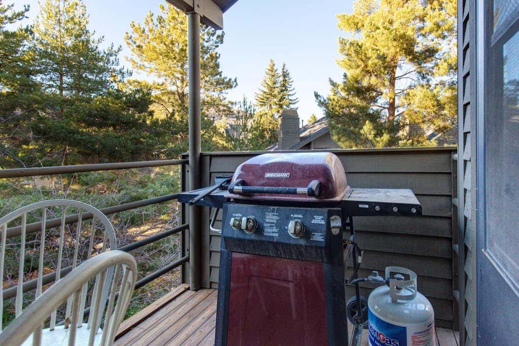 Modern mountain escape with wonderful views, pool, hot tub-minutes to skiing